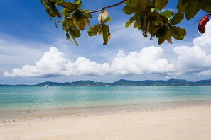 Plage, parasols, serviettes de plage, yoga sur la plage