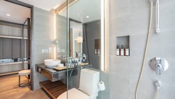 Family Double Room | Bathroom | Shower, rainfall showerhead, free toiletries, hair dryer