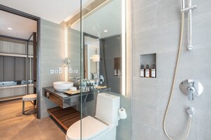 Habitación familiar doble | Baño | Ducha y cabezal de ducha tipo lluvia