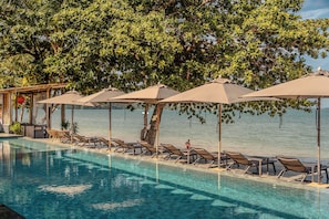 2 piscines extérieures, accÚs possible de 8 h à 19 h, parasols