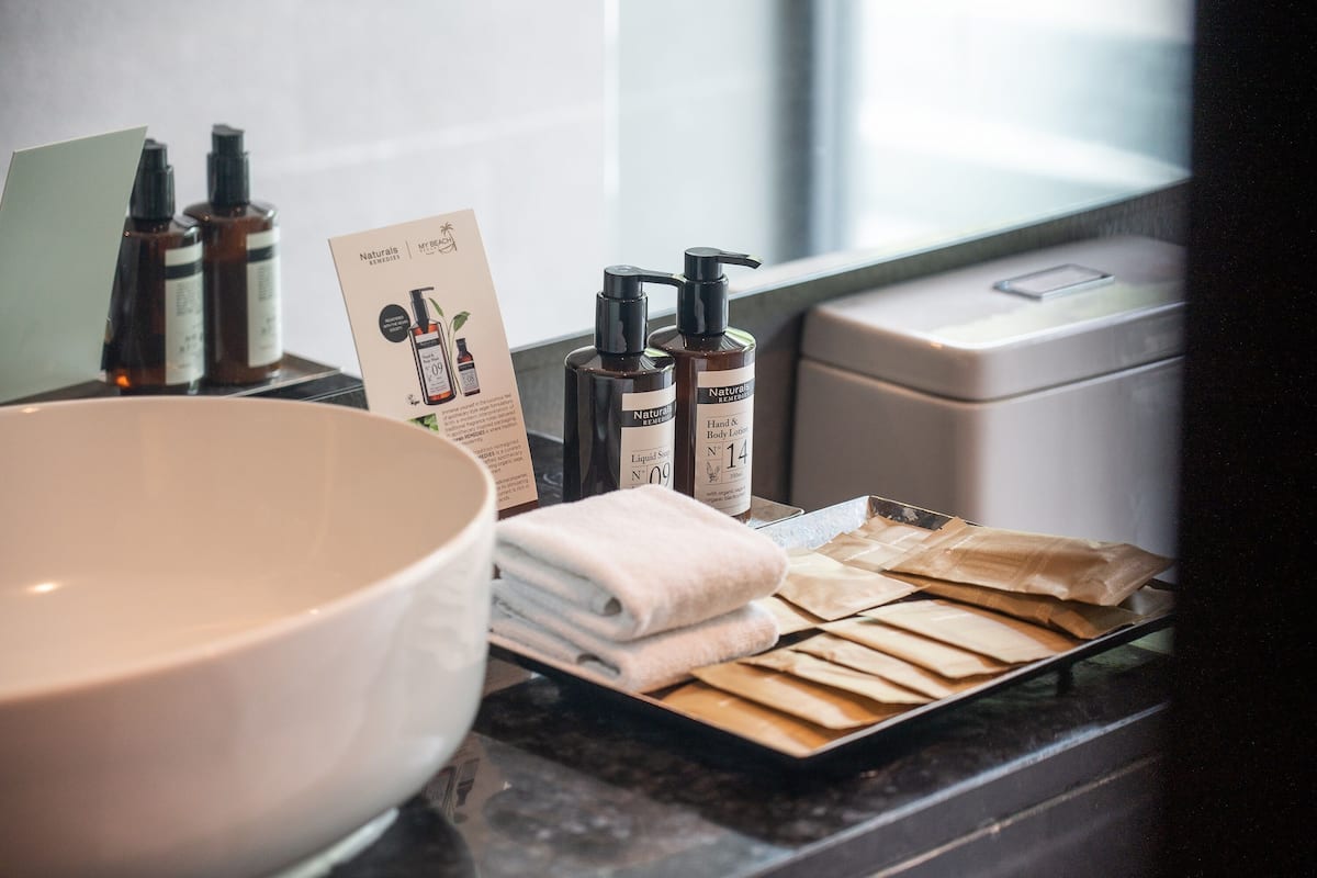 shower, rainfall showerhead, free toiletries, hair dryer