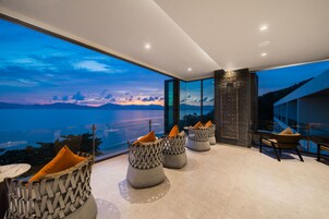 2 bars/lounges, poolside bar, beach bar