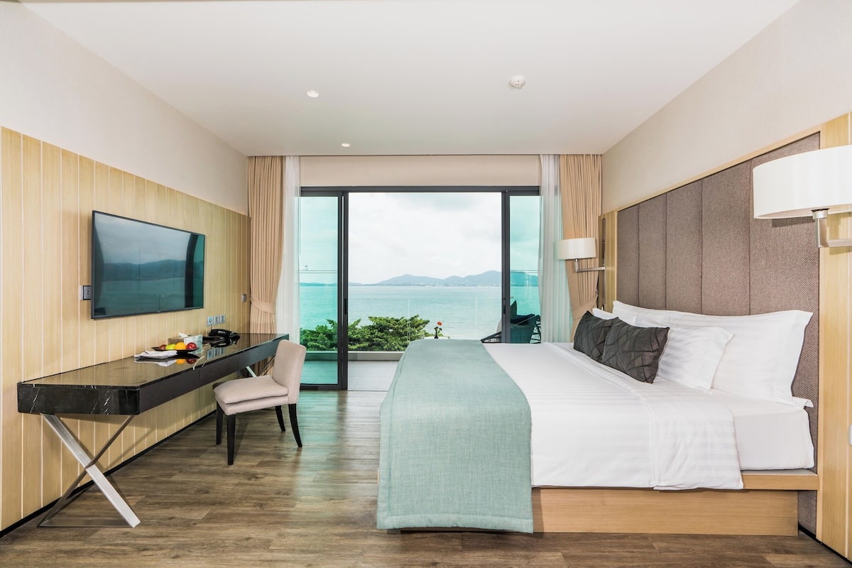 Premier Room, Sea View | Premium bedding, minibar, in-room safe, individually furnished
