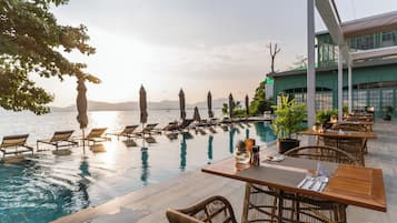 Aamiainen ja lounas; kansainvälinen keittiö, näkymät rannalle