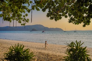 Plage, parasols, serviettes de plage, yoga sur la plage
