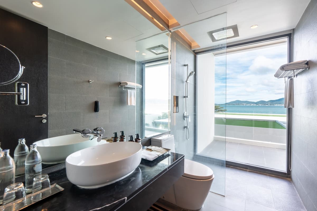 family room, sea view | bathroom | shower, rainfall showerhead, free toiletries, hair dryer