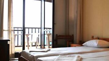 Minibar, escritorio, cortinas blackout y insonorización