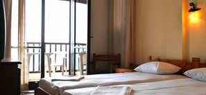 Minibar, desk, blackout drapes, soundproofing - Hotel Maro (Zagora-Mouresi)