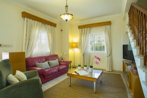 Villa – superior, 3 soverom | Oppholdsområde | Flatskjerm-TV