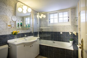 Superior Villa, 3 Bedrooms | Bathroom | Shower, free toiletries, hair dryer, towels