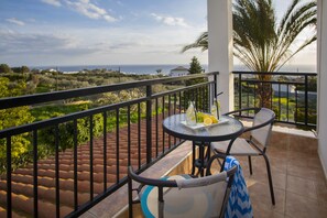 Villa superior, 3 habitaciones | Balcón