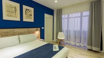 Habitación doble | Caja fuerte, decoración individual, mobiliario individual y escritorio