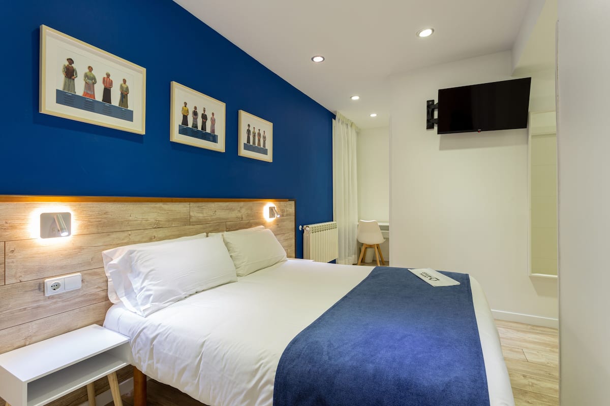 Studio, 2 Bedrooms