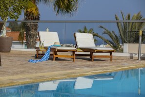Outdoor pool, pool umbrellas, pool loungers - Protaras Villa Jovanna (Paralimni)