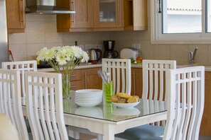Villa Deluxe, 3 chambres | Repas dans la chambre