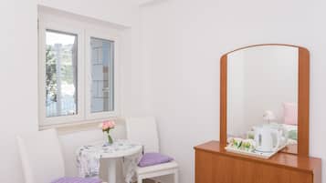 Economy-Doppelzimmer, Terrasse | Minibar, kostenloses WLAN, Bettwäsche