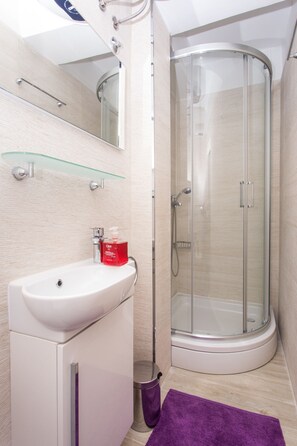 Quarto duplo standard | Banheiro | Chuveiro, secador de cabelo, toalhas de banho 