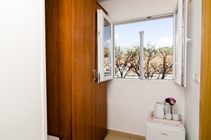 Quarto triplo, terraço | Frigobar, Wi-Fi de cortesia, roupa de cama