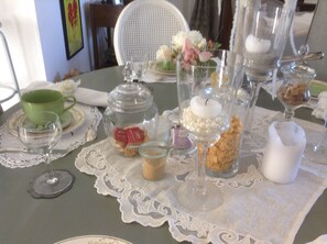 Petit déjeuner préparé sur commande (9 EUR par personne)