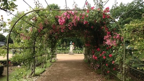 A garden pathway under a rose-covered archway. - La Maison du Phare B&B (Honfleur)