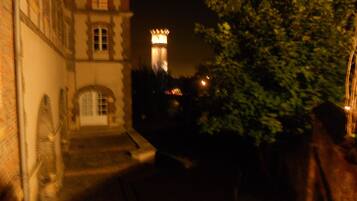 Vista frontal de la propiedad por la tarde o noche