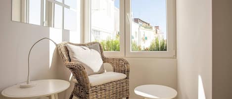 Leilighet, 1 soverom, terrasse | Oppholdsområde | Flatskjerm-TV