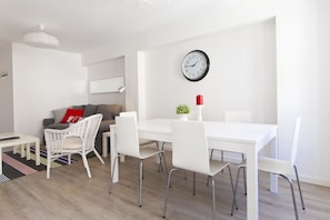 Apartment, 2 Bedrooms | In-room dining