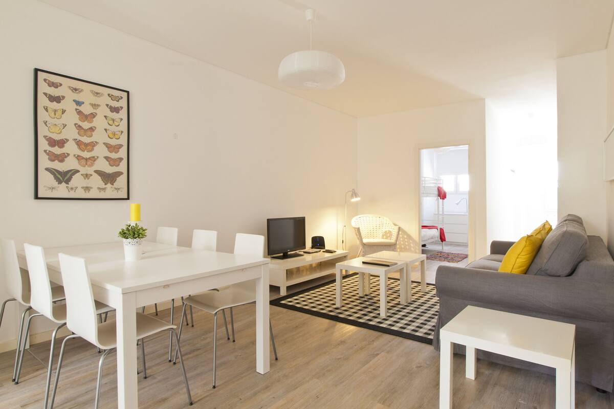 Departamento familiar, 2 habitaciones | Área de sala de estar | Televisión de pantalla plana