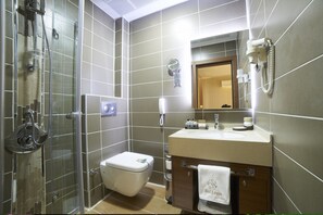 Deluxe-Doppelzimmer, 1 Queen-Bett | Badezimmer | Dusche, kostenlose Toilettenartikel, Haartrockner, Handtücher