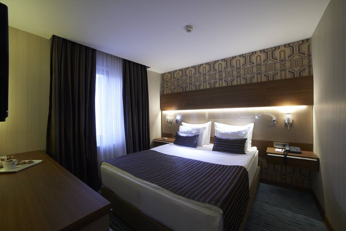 Deluxe Single Room, 1 Queen Bed | In-room safe, WiFi (free)