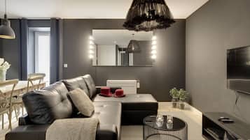Apartamento, 2 quartos | Área de estar | TV de tela plana