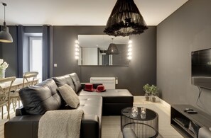 Appartement, 2 slaapkamers | Woonruimte | Flatscreentelevisie