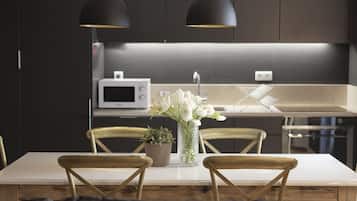 Apartamento, 2 quartos | Opções para refeição no quarto