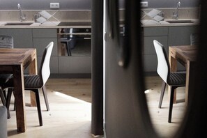 Apartment, 2 Schlafzimmer | Individuell dekoriert, schallisolierte Zimmer, Bügeleisen/Bügelbrett