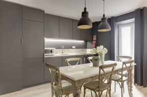 Appartement, 2 chambres | Repas dans la chambre