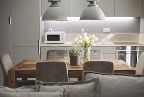 Apartamento, 2 habitaciones | Cocina básica privada | Frigorífico, microondas, horno y placa de cocina