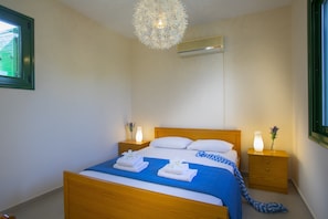 2 bedrooms, in-room safe, iron/ironing board, cots/infant beds - Protaras Olive Suite (Paralimni)