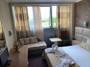 Työpöytä, silitysrauta/-lauta, ilmainen Wi-Fi, vuodevaatteet