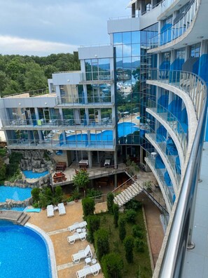 Una piscina al aire libre, sillones reclinables de piscina