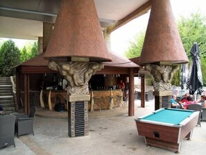 Bar junto a la piscina