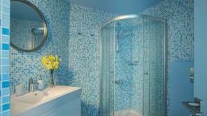 Bathroom | Separate bathtub and shower, free toiletries, hair dryer, towels - Protaras Azure Seafront Suite (Paralimni)