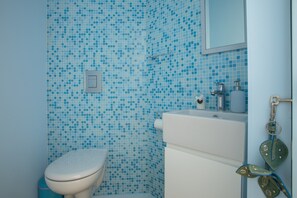 Bathroom | Separate tub and shower, free toiletries, hair dryer, towels - Protaras Azure Seafront Suite (Paralimni)
