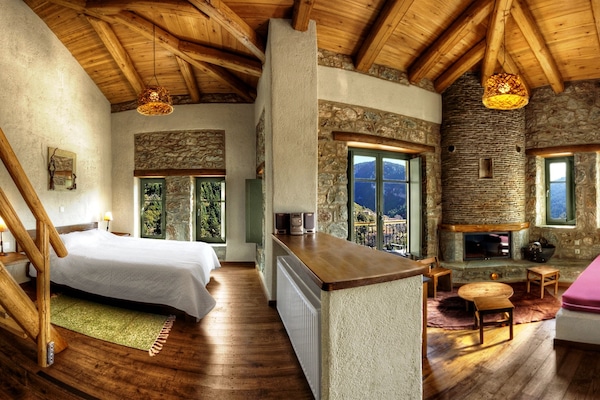 Quadruple Room (History) | Premium bedding, minibar, individually furnished, desk