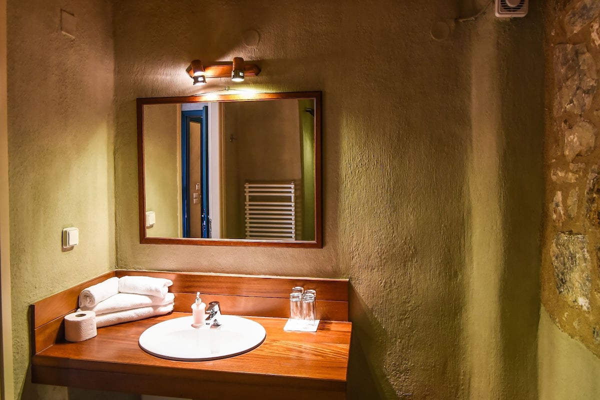 quadruple room (history) | bathroom | shower, rainfall showerhead, free toiletries, hair dryer