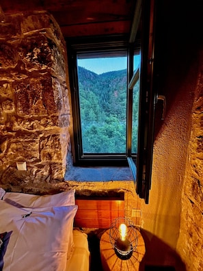 Ropa de cama de alta calidad, minibar, muebles diferentes y escritorio 