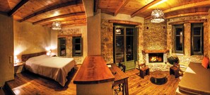 Habitació triple (Geography) | Roba de llit d'alta qualitat, minibar i mobiliari individual