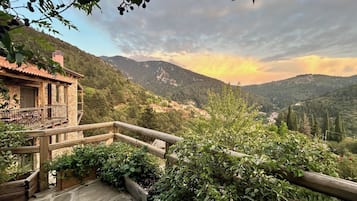 Neljän hengen huone (History) | Ylelliset vuodevaatteet, minibaari, yksilöllisesti kalustettu, työpöytä