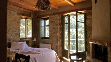 Habitación doble (Mathematics) | Ropa de cama de alta calidad, minibar, muebles diferentes y escritorio