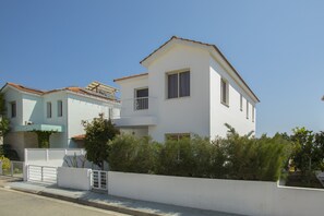 Front of property - Mazotos Villa Iris (Mazotos)