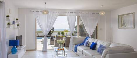 Deluxe-Villa, 4 Schlafzimmer, Strandnähe | Wohnzimmer | Flachbildfernseher